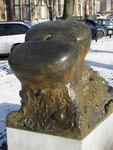 905762 Afbeelding het bronzen beeldhouwwerk '... and life just goes on …' van Helen Frik (1960) in winterse sfeer, in ...